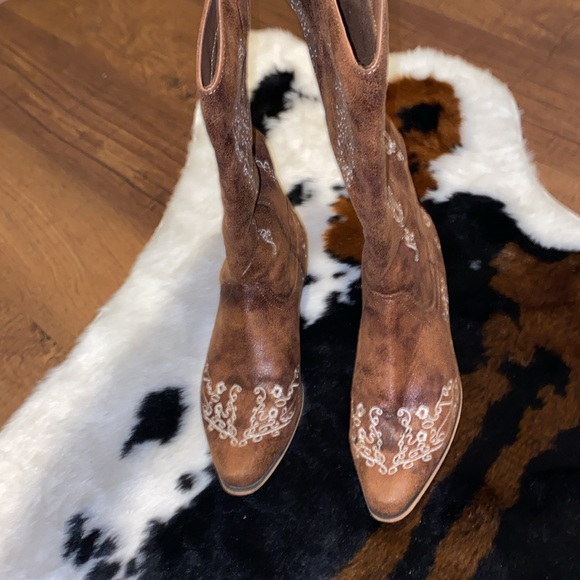 Boots - Picture 2 of 3